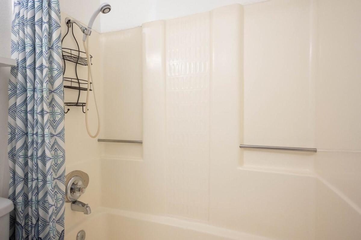 2 Bedroom Unlv, Thomas Mack