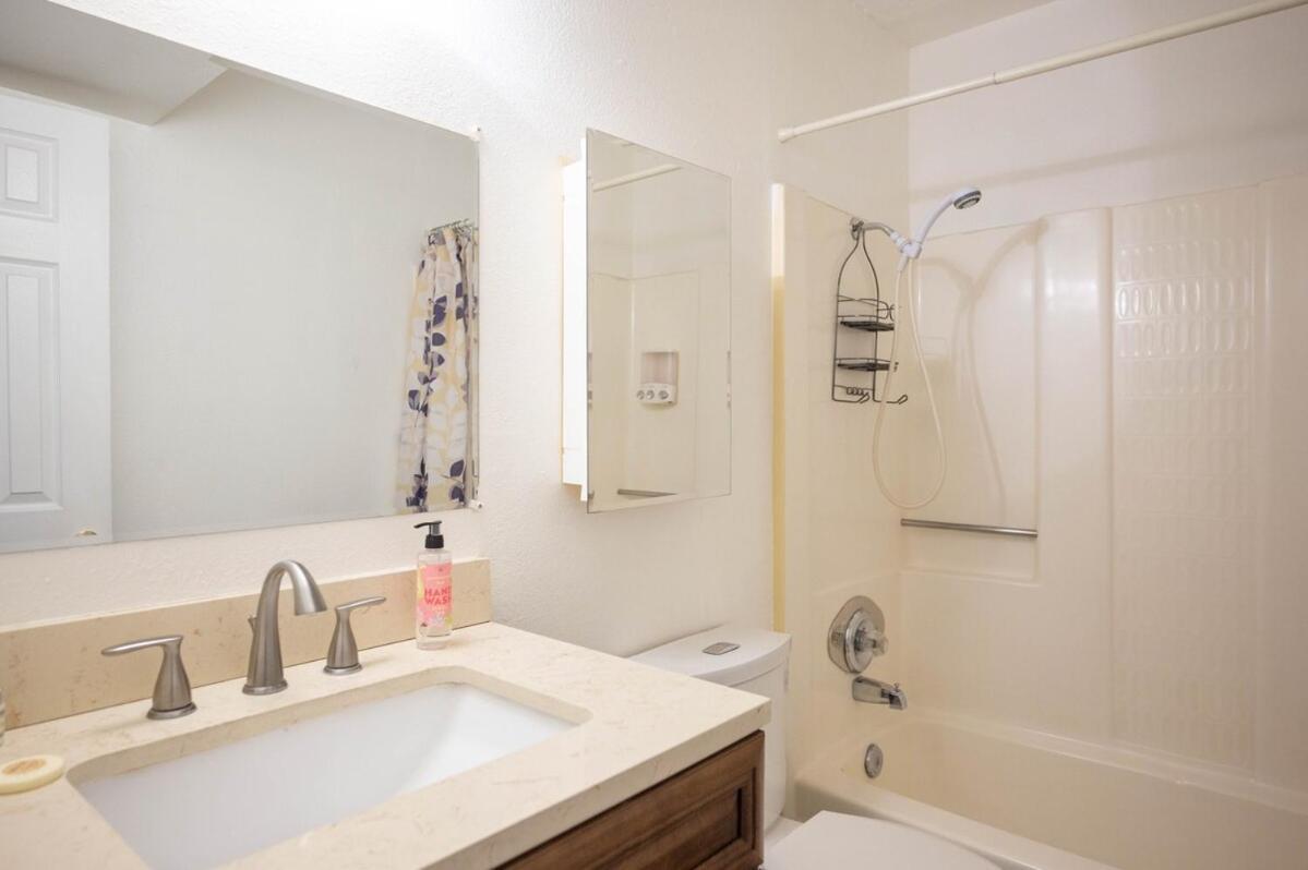 2 Bedroom Unlv, Thomas Mack Las Vegas