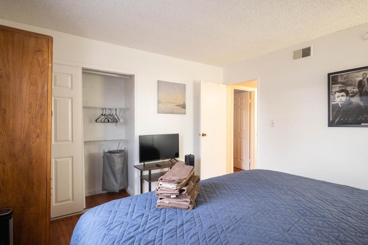 2 Bedroom Unlv, Thomas Mack *