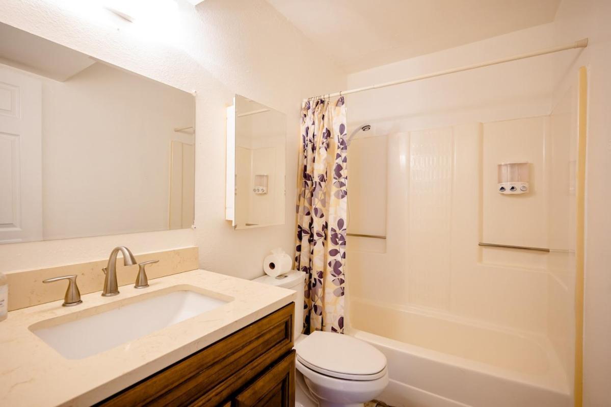 2 Bedroom Unlv, Thomas Mack *